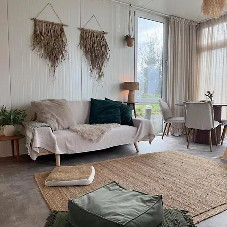 Botel Retreatboat Bali Lithoijen