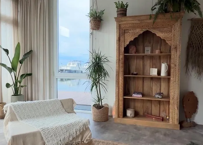 Botel Retreatboat Bali Lithoijen